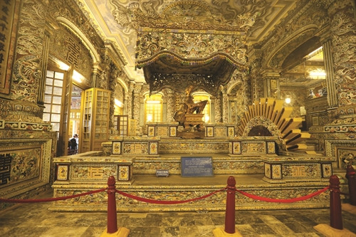 Lăng Khải Định là công trình lăng mộ duy nhất theo lối kiến trúc pha trộn giữa phương Đông và phương Tây