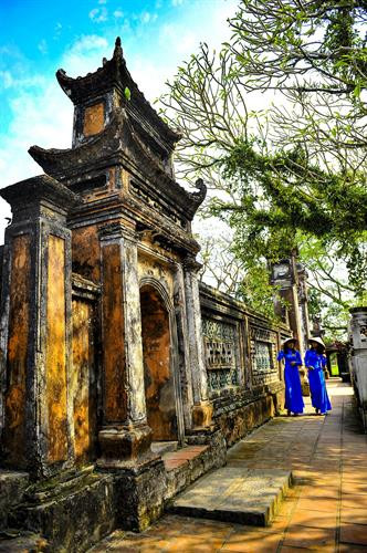 Kiến trúc độc đáo xây dựng đền vua Đinh chủ đạo vẫn là nghệ thuật chạm khắc gỗ, đá do các nghệ nhân dân gian của Việt Nam thế kỷ 17. Ảnh: Minh Đức - TTXVN Kiến trúc độc đáo xây dựng đền vua Đinh chủ đạo vẫn là nghệ thuật chạm khắc gỗ, đá do các nghệ nhân dân gian của Việt Nam thế kỷ 17. Ảnh: Minh Đức - TTXVN