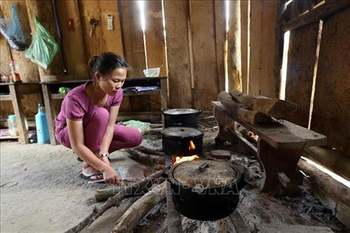 Các cô giáo nấu ăn trưa cho các em học sinh. Ảnh: Phan Tuấn Anh – TTXVN Các cô giáo nấu ăn trưa cho các em học sinh. Ảnh: Phan Tuấn Anh – TTXVN