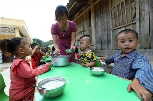 Bữa ăn của học sinh mẫu giáo điểm trường Púng Bửa. Ảnh: Phan Tuấn Anh – TTXVN Bữa ăn chiều của học sinh điểm trường Púng Bửa. Ảnh: Phan Tuấn Anh – TTXVN Bữa ăn của học sinh mẫu giáo điểm trường Púng Bửa. Ảnh: Phan Tuấn Anh – TTXVN Bữa ăn chiều của học sinh điểm trường Púng Bửa. Ảnh: Phan Tuấn Anh – TTXVN