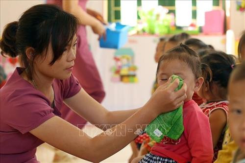 Cô Phương rửa mặt cho từng em học sinh. Ảnh: Phan Tuấn Anh – TTXVN Cô Phương rửa mặt cho từng em học sinh. Ảnh: Phan Tuấn Anh – TTXVN