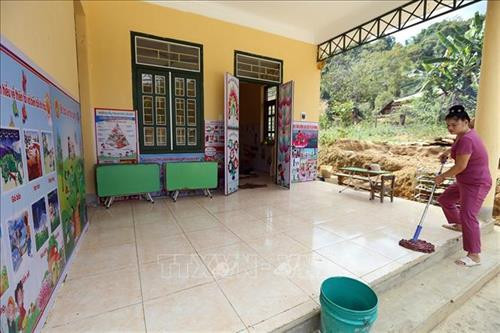 Tranh thủ lúc các cháu ngủ trưa, các cô giáo dọn dẹp, lau nhà. Ảnh: Phan Tuấn Anh – TTXVN Tranh thủ lúc các cháu ngủ trưa, các cô giáo dọn dẹp, lau nhà. Ảnh: Phan Tuấn Anh – TTXVN