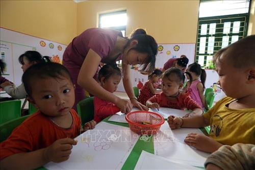 Cô giáo Phương hướng dẫn học sinh từng nét vẽ. Ảnh: Phan Tuấn Anh – TTXVN Cô giáo Phương hướng dẫn học sinh từng nét vẽ. Ảnh: Phan Tuấn Anh – TTXVN