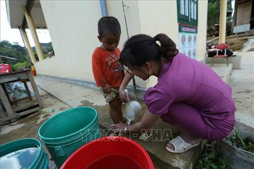 Cô giáo tận tình chăm sóc học sinh. Ảnh: Phan Tuấn Anh – TTXVN Cô giáo tận tình chăm sóc học sinh. Ảnh: Phan Tuấn Anh – TTXVN