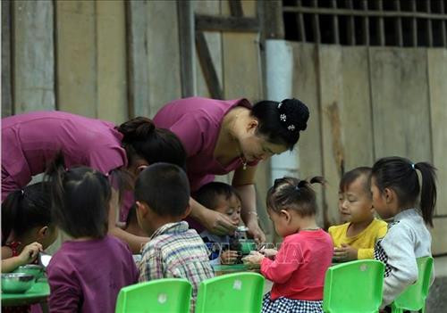 Các cô giáo chuẩn bị bữa ăn chiều cho học sinh. Ảnh: Phan Tuấn Anh – TTXVN Các cô tận tình bón ăn cho các em nhỏ. Ảnh: Phan Tuấn Anh – TTXVN Các cô giáo chuẩn bị bữa ăn chiều cho học sinh. Ảnh: Phan Tuấn Anh – TTXVN Các cô tận tình bón ăn cho các em nhỏ. Ảnh: Phan Tuấn Anh – TTXVN
