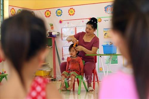 Các cô giáo chăm sóc học sinh như con em của mình. Ảnh: Phan Tuấn Anh – TTXVN Các cô giáo chăm sóc học sinh như con em của mình. Ảnh: Phan Tuấn Anh – TTXVN