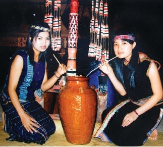 Choé - đồ dùng gắn liền với tập quán uống rượu của người Tây Nguyên.