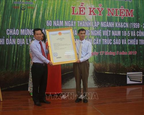 Công bố văn bằng bảo hộ chỉ dẫn địa lý cây trúc sào và chiếu trúc sào Cao Bằng. Ảnh: Chu Hiệu - TTXVN Công bố văn bằng bảo hộ chỉ dẫn địa lý cây trúc sào và chiếu trúc sào Cao Bằng. Ảnh: Chu Hiệu - TTXVN