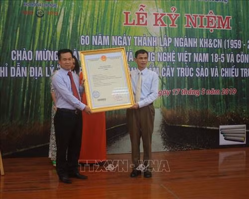 Công bố văn bằng bảo hộ chỉ dẫn địa lý cây trúc sào và chiếu trúc sào Cao Bằng. Ảnh: Chu Hiệu - TTXVN