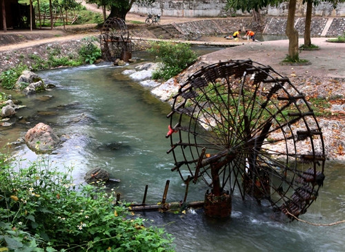 Những cọn nước mang nét văn hóa đặc trưng trong lao động sản xuất của đồng bào dân tộc Thái như tô điểm thêm vẻ đẹp hoang sơ, kỳ thú của khe nước Mọc. Những cọn nước mang nét văn hóa đặc trưng trong lao động sản xuất của đồng bào dân tộc Thái như tô điểm thêm vẻ đẹp hoang sơ, kỳ thú của khe nước Mọc.