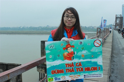 Tết ông Công ông Táo, lại chuyện xả rác sông Hồng ảnh 1