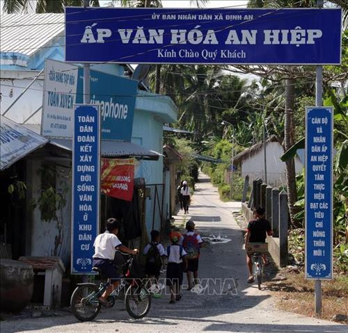 Đường về các phum sóc được nhựa hóa, giúp con em đồng bào dân tộc Khmer đến trường thuận lợi. Ảnh: Lê Sen – TTXVN Đường về các phum sóc được nhựa hóa, giúp con em đồng bào dân tộc Khmer đến trường thuận lợi. Ảnh: Lê Sen – TTXVN