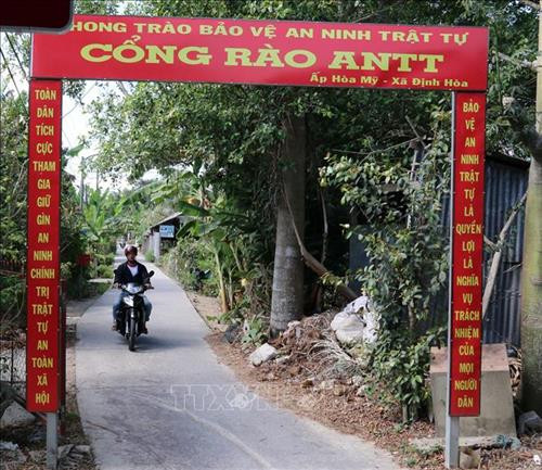 Đường về các phum sóc trong huyện đã được trải nhựa, bê tông hóa. Ảnh: Lê Sen – TTXVN Đường về các phum sóc trong huyện đã được trải nhựa, bê tông hóa. Ảnh: Lê Sen – TTXVN