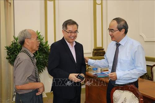 Bí thư Thành ủy Thành phố Hồ Chí Minh Nguyễn Thiện Nhân trao đổi với các chuyên gia, nhà khoa học tại Hội thảo. Ảnh: Tiến Lực - TTXVN Bí thư Thành ủy Thành phố Hồ Chí Minh Nguyễn Thiện Nhân trao đổi với các chuyên gia, nhà khoa học tại Hội thảo. Ảnh: Tiến Lực - TTXVN