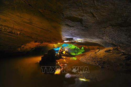 Động Thiên Hà được ví như "dải ngân hà trong lòng núi". Ảnh: Minh Đức - TTXVN Du khách tham quan động Thiên Hà. Ảnh: Minh Đức - TTXVN Các nhũ đá ở Thiên Hà được thiên nhiên kiến tạo từ hàng triệu năm trước với hình thù kỳ thú. Ảnh: Minh Đức - TTXVN Vòm hang trong động Thiên Hà. Ảnh: Minh Đức - TTXVN Vẻ đẹp hoang sơ kỳ vĩ của động Thiên Hà. Ảnh: Minh Đức - TTXVN Động Thiên Hà được ví như "dải ngân hà trong lòng núi". Ảnh: Minh Đức - TTXVN Du khách tham quan động Thiên Hà. Ảnh: Minh Đức - TTXVN Các nhũ đá ở Thiên Hà được thiên nhiên kiến tạo từ hàng triệu năm trước với hình thù kỳ thú. Ảnh: Minh Đức - TTXVN Vòm hang trong động Thiên Hà. Ảnh: Minh Đức - TTXVN Vẻ đẹp hoang sơ kỳ vĩ của động Thiên Hà. Ảnh: Minh Đức - TTXVN