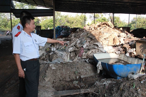 Nước thải từ cơ sở sản xuất phân bón không được xử lý bốc mùi hôi thối.