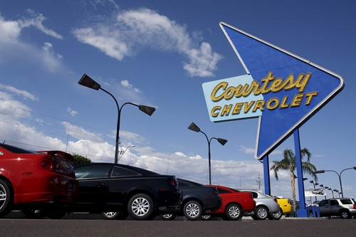 Xe ô tô mới trưng bày tại đại lý của Courtesy Chevrolet ở Phoenix, bang Arizona ngày 27/5/2009. Reuters/ TTXVN