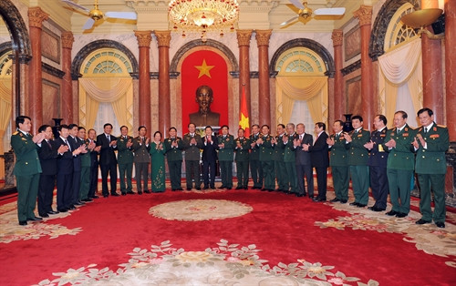 Chủ tịch nước Trương Tấn Sang, Phó Chủ tịch nước Nguyễn thị Doan và các đồng chí lãnh đạo các Bộ, Ban, ngành Quân đội, Công an chúc mừng Đại tướng Ngô Xuân Lịch và Đại tướng Đỗ Bá Tỵ tại buổi lễ. Ảnh: Trọng Đức – TTXVN