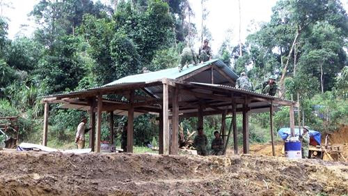 Bộ đội tham gia giúp dân dựng lại nhà. Ảnh: Nguyễn Sơn - TTXVN Bộ đội tham gia giúp dân dựng lại nhà. Ảnh: Nguyễn Sơn - TTXVN