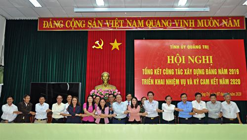 Các đại biểu kí cam kết trách nhiệm năm 2020. Ảnh: tinhuyquangtri.vn Các đại biểu kí cam kết trách nhiệm năm 2020. Ảnh: tinhuyquangtri.vn