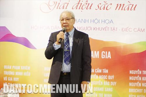 Họa sĩ Uyên Huy, Chủ tịch Hội Mỹ thuật Thành phố Hồ Chí Minh phát biểu tại lễ khai mạc triển lãm