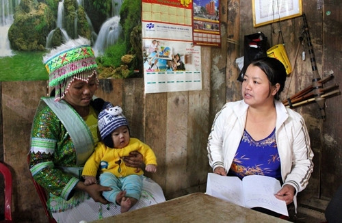 Cô đỡ La Thị Dân thường xuyên vận động phụ nữ địa phương thực hiện các biện pháp chăm sóc sức khỏe sinh sản Cô đỡ La Thị Dân thường xuyên vận động phụ nữ địa phương thực hiện các biện pháp chăm sóc sức khỏe sinh sản