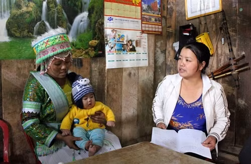 Cô đỡ La Thị Dân thường xuyên vận động phụ nữ địa phương thực hiện các biện pháp chăm sóc sức khỏe sinh sản