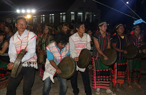 Tiết mục diễn tấu cồng chiêng tại hội xuân. Ảnh: Ngọc Minh - TTXVN Tiết mục diễn tấu cồng chiêng tại hội xuân. Ảnh: Ngọc Minh - TTXVN