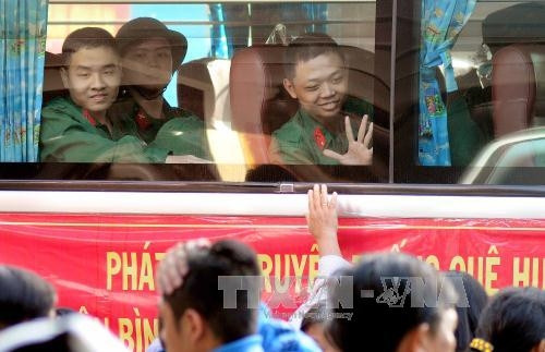 Các tân chiến sỹ tạm biệt người thân lên đường nhập ngũ tại điểm giao quân Quận Bình Thạnh Ảnh: An Hiếu - TTXVN