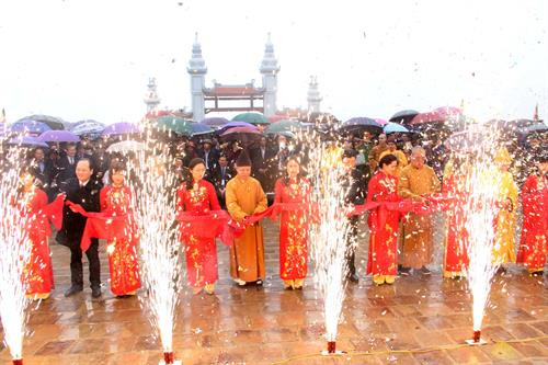 Lễ cắt băng khánh thành chùa Hạ Tây Yên Tử. Ảnh: Tùng Lâm – TTXVN Lễ cắt băng khánh thành chùa Hạ Tây Yên Tử. Ảnh: Tùng Lâm – TTXVN