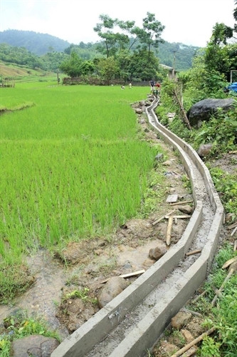 Hệ thống kênh mương nội đồng được xây dựng phục vụ sản xuất của đồng bào