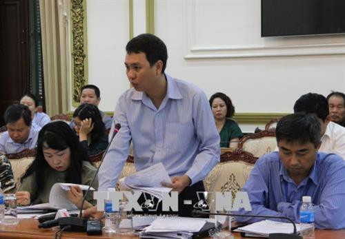 Ông Nguyễn Bạch Hoàng Phụng, Phó Trưởng ban Quản lý các khu chế xuất, khu công nghiệp Thành phố Hồ Chí Minh báo cáo tình hình tại đơn vị. Ảnh: Xuân Dự - TTXVN Ông Nguyễn Bạch Hoàng Phụng, Phó Trưởng ban Quản lý các khu chế xuất, khu công nghiệp Thành phố Hồ Chí Minh báo cáo tình hình tại đơn vị. Ảnh: Xuân Dự - TTXVN