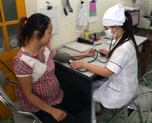 Khám chữa bệnh cho nhân dân tại Trạm y tế xã Quân Bình (Bạch Thông), xã đạt chuẩn Nông thôn mới năm 2016. Ảnh Vũ Sinh – TTXVN Khám chữa bệnh cho nhân dân tại Trạm y tế xã Quân Bình (Bạch Thông), xã đạt chuẩn Nông thôn mới năm 2016. Ảnh Vũ Sinh – TTXVN