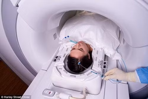Người bệnh u não đang được điều trị bằng tia laser nhỏ. Ảnh: suckhoedoisong.vn