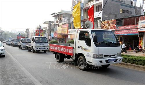 Diễu hành tuyên truyền trên các tuyến đường phố. Ảnh: Quốc Khánh - TTXVN