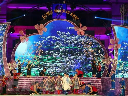 Văn nghệ chào mừng Lễ hội Hoa Ban năm 2017. Ảnh: Tuấn Anh -TTXVN Văn nghệ chào mừng Lễ hội Hoa Ban năm 2017. Ảnh: Tuấn Anh -TTXVN