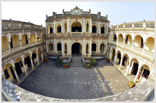 Khu tòa nhà chính của dinh thự Hoàng A Tưởng.