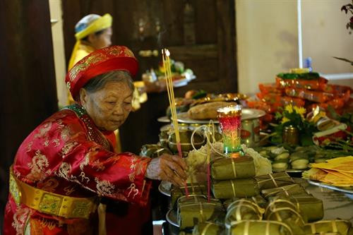 Cụ già thắp hương trong đền thờ Hoàng Công Chất. Ảnh: Phan Tuấn Anh - TTXVN Chuẩn bị nghi thức dâng hương. Ảnh: Phan Tuấn Anh - TTXVN Tiết mục múa rồng khai mạc lễ hội. Ảnh: Phan Tuấn Anh - TTXVN Tiết mục múa rồng khai mạc lễ hội. Ảnh: Phan Tuấn Anh - TTXVN Tiết mục múa rồng, rước kiệu khai mạc lễ hội. Ảnh: Phan Tuấn Anh - TTXVN