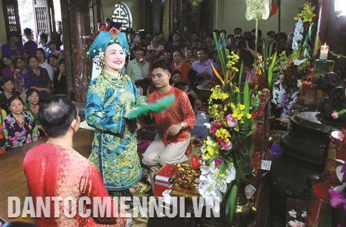 Ủy ban nhân dân huyện văn Yên phối hợp với trung tâm nghiên cứuvà Bảo tồn văn hoá, tín ngưỡng việt nam đã làm nổi bật tín ngưỡng thờ Mẫu thượng ngàn mà vùng đông Cuông, huyện văn Yên được coi là khởi nguồn của Mẫu thượng ngàn Ủy ban nhân dân huyện văn Yên phối hợp với trung tâm nghiên cứuvà Bảo tồn văn hoá, tín ngưỡng việt nam đã làm nổi bật tín ngưỡng thờ Mẫu thượng ngàn mà vùng đông Cuông, huyện văn Yên được coi là khởi nguồn của Mẫu thượng ngàn