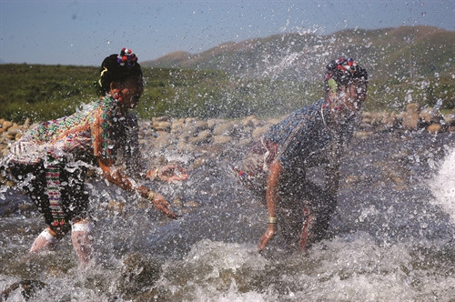 Được tham dự lễ hội té nước cầu may mắn trong năm mới của người Lào Được tham dự lễ hội té nước cầu may mắn trong năm mới của người Lào