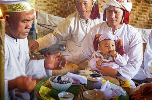 Các thiếu nữ được tập trung tại nhà chủ lễ và ở lại đây với nến sáp cháy suốt đêm sau khi làm lễ thánh tẩy ngoài trời Sáng sớm ngày lễ chính bà bóng cầm tay thiếu nữ chủ lễ dẫn đoàn ra ngoài trời đến một cái giếng làm lễ tẩy trần Các thiếu nữ cùng nhau đi tẩy uế trong cơ thể trước khi làm lễ Thánh tẩy Lễ thánh tẩy do một bà bóng tiến hành đổ nước chanh với cát lồi lên đầu thiếu nữ và cầu nguyện (cát trắng nhỏ mịn hạt được lấy từ suối ở chân núi) Ngườì thân tắm lại cho các thiếu nữ bằng nước giếng. Các thiếu nữ được đưa trở lại nhà lễ phụ, trang điểm, đeo trang sức và búi tóc cao Hoàn tất trang phục truyền thống cùng với các trang sức chuẩn bị cho lễ nhập đạo Thiếu nữ chù lễ mặc trang phục truyền thống màu vàng các thiếu nữ khác màu trắng được bà bóng dẫn vào rạp lễ chính. Tóc của các thiếu nữ được cắt hai lần, giữa trán, và hai bên. Lần đầu cắt tóc để thể hiện sự biết ơn đối với đấng sinh thành, lần hai để thể hiện lòng tôn kính đối với thánh Alla Nghi lễ có sự chứng giám của bé trai gọi là Anak Polabadhi Giáo sĩ chủ lễ Imam (một chức sắc cao của đạo Bàni chỉ sau sư cả) đặt tên thánh cho các thiếu nữ trong lễ Kareh. Các thiếu nữ lần lượt quỳ lạy các vị chức sắc để được công nhận trưởng thành, chính thức là một tín đồ Hồi giáo Bani Các thiếu nữ được tập trung tại nhà chủ lễ và ở lại đây với nến sáp cháy suốt đêm sau khi làm lễ thánh tẩy ngoài trời Sáng sớm ngày lễ chính bà bóng cầm tay thiếu nữ chủ lễ dẫn đoàn ra ngoài trời đến một cái giếng làm lễ tẩy trần Các thiếu nữ cùng nhau đi tẩy uế trong cơ thể trước khi làm lễ Thánh tẩy Lễ thánh tẩy do một bà bóng tiến hành đổ nước chanh với cát lồi lên đầu thiếu nữ và cầu nguyện (cát trắng nhỏ mịn hạt được lấy từ suối ở chân núi) Ngườì thân tắm lại cho các thiếu nữ bằng nước giếng. Các thiếu nữ được đưa trở lại nhà lễ phụ, trang điểm, đeo trang sức và búi tóc cao Hoàn tất trang phục truyền thống cùng với các trang sức chuẩn bị cho lễ nhập đạo Thiếu nữ chù lễ mặc trang phục truyền thống màu vàng các thiếu nữ khác màu trắng được bà bóng dẫn vào rạp lễ chính. Tóc của các thiếu nữ được cắt hai lần, giữa trán, và hai bên. Lần đầu cắt tóc để thể hiện sự biết ơn đối với đấng sinh thành, lần hai để thể hiện lòng tôn kính đối với thánh Alla Nghi lễ có sự chứng giám của bé trai gọi là Anak Polabadhi Giáo sĩ chủ lễ Imam (một chức sắc cao của đạo Bàni chỉ sau sư cả) đặt tên thánh cho các thiếu nữ trong lễ Kareh. Các thiếu nữ lần lượt quỳ lạy các vị chức sắc để được công nhận trưởng thành, chính thức là một tín đồ Hồi giáo Bani