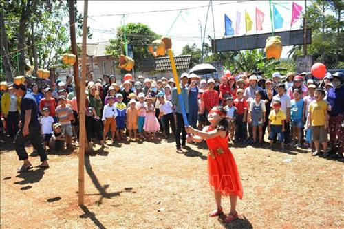 Một trò chơi dân gian trong ngày hội. Ảnh: Tuấn Anh - TTXVN Một trò chơi dân gian trong ngày hội. Ảnh: Tuấn Anh - TTXVN