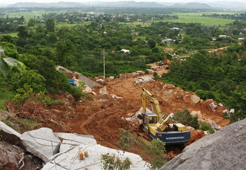 Khu khai thác đá trái phép hoạt động công khai như một công trường tại thôn 6, xã Hòa Sơn. Khu khai thác đá trái phép hoạt động công khai như một công trường tại thôn 6, xã Hòa Sơn.