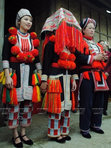 Cô dâu cùng cha mẹ và bà mối đứng ở trước cửa để đợi đón nhà trai.