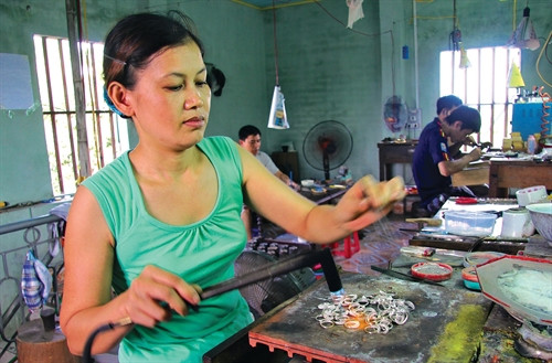 Làng nghề chế tác vàng bạc Châu Khê ảnh 2