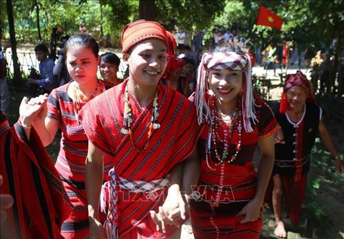 Cô dâu, chú rể tay trong tay hạnh phúc trong ngày cưới. Ảnh: Hồ Cầu-TTXVN Cô dâu, chú rể tay trong tay hạnh phúc trong ngày cưới. Ảnh: Hồ Cầu-TTXVN