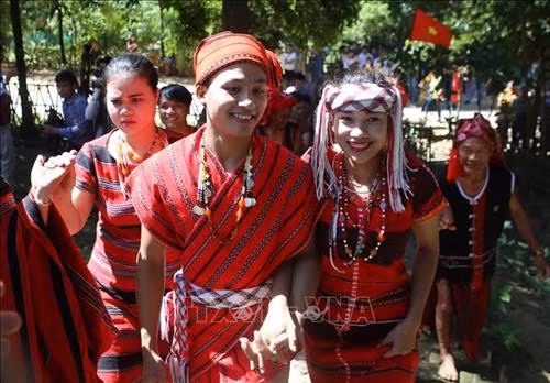 Cô dâu, chú rể tay trong tay hạnh phúc trong ngày cưới. Ảnh: Hồ Cầu-TTXVN