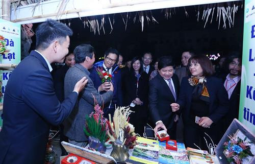 Khách tham quan và mua sắm tại hội chợ trong tối khai mạc. Ảnh: Quang Quyết - TTXVN Khách tham quan và mua sắm tại hội chợ trong tối khai mạc. Ảnh: Quang Quyết - TTXVN