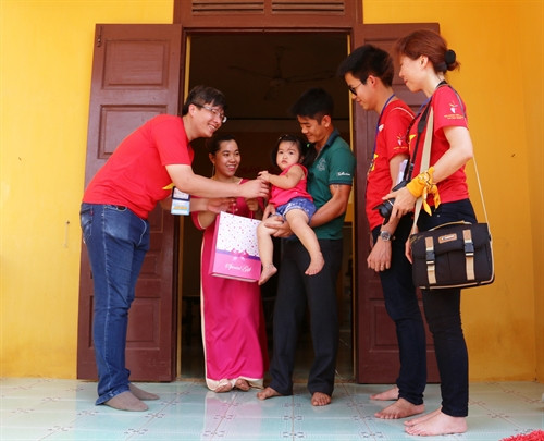 Đoàn kiều bào tặng quà người dân sinh sống trên đảo Sinh Tồn. Ảnh: Hứa Chung – TTXVN Đoàn kiều bào tặng quà người dân sinh sống trên đảo Sinh Tồn. Ảnh: Hứa Chung – TTXVN