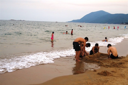 Bãi tắm Thiên Cầm (Hà Tĩnh) đã co nhiều du khách tới tắm biển (ảnh chụp chiều 30/4) Bãi tắm Thiên Cầm (Hà Tĩnh) đã co nhiều du khách tới tắm biển (ảnh chụp chiều 30/4)